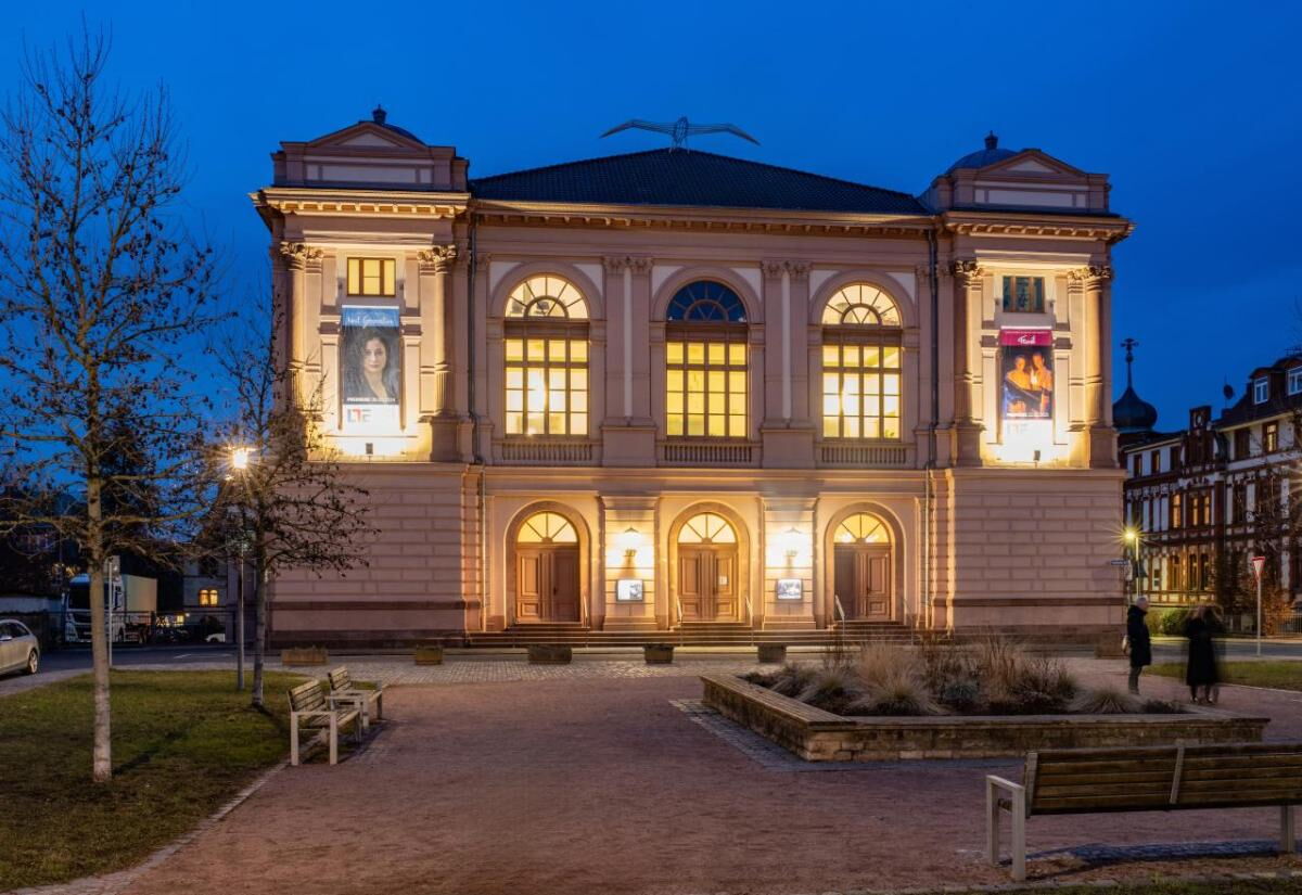 Das Theater in Eisenach beleuchtet bei Nacht.