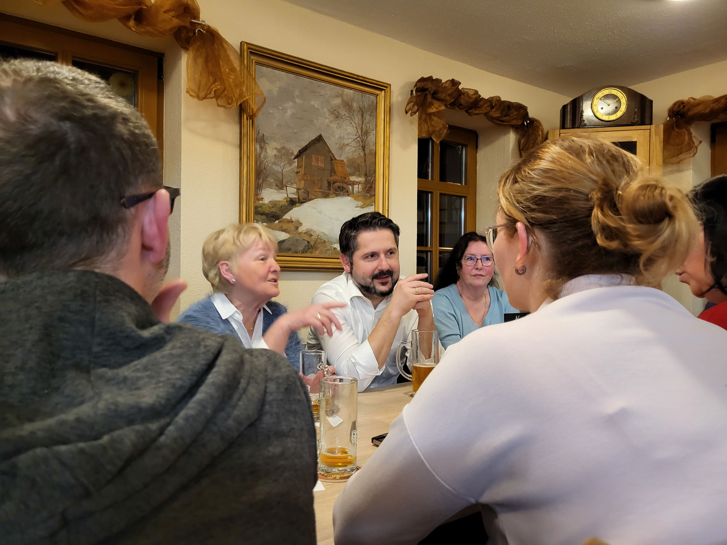 Landrat Dr. Michael Brodführer im Gespräch im Grünen Baum in Steinbach