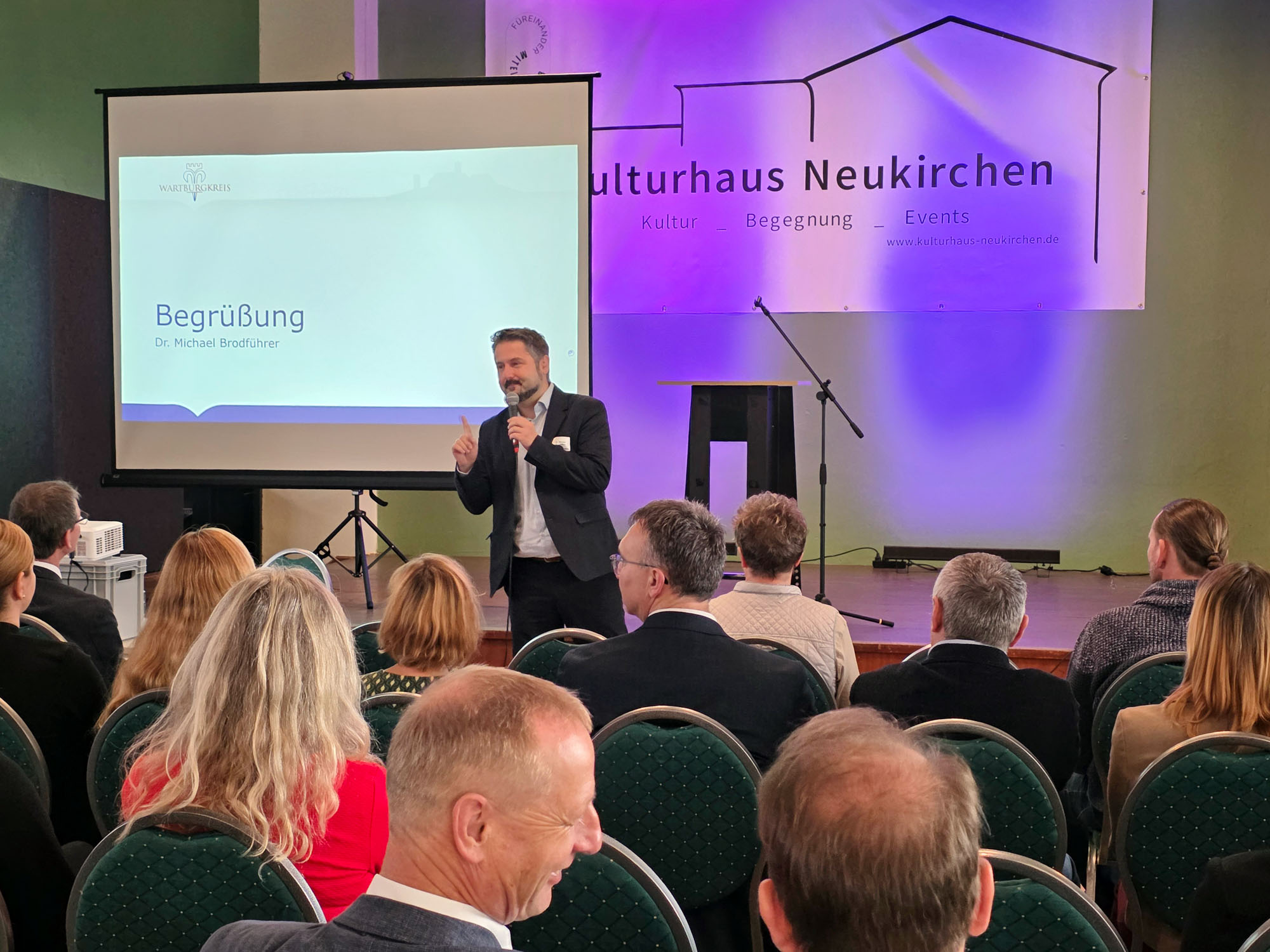 Landrat Dr. Michael Brodführer bei einer Veranstaltung im Kulturhaus Neukirchen