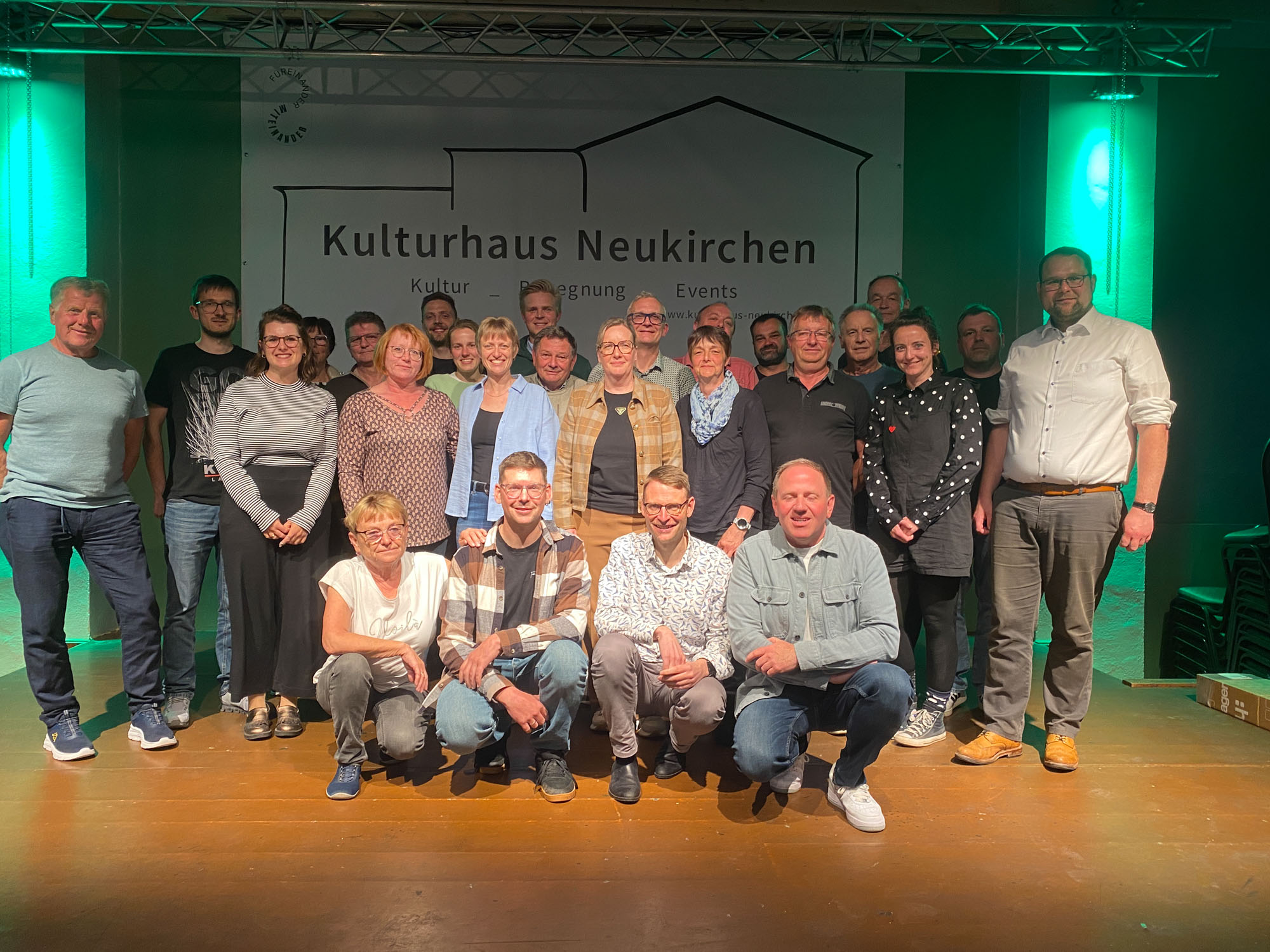 Genossenschaftsmitglieder mit Eisenachs OB Christoph Ihling im Kulturhaus Neukirchen